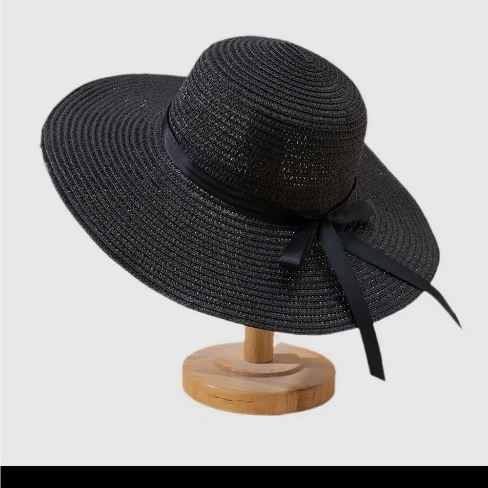 Elegant Black Wide-Brimmed Hat